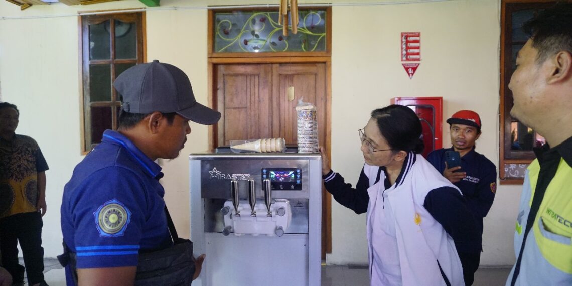 Inovasi Tim PDB Unitomo & Unipra di Desa Sambibulu, Sulap Jambu Biji jadi Es Krim