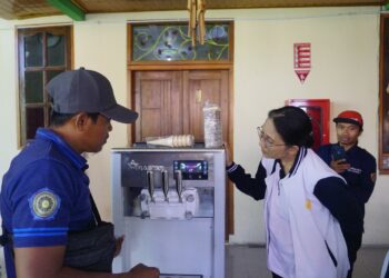 Inovasi Tim PDB Unitomo & Unipra di Desa Sambibulu, Sulap Jambu Biji jadi Es Krim