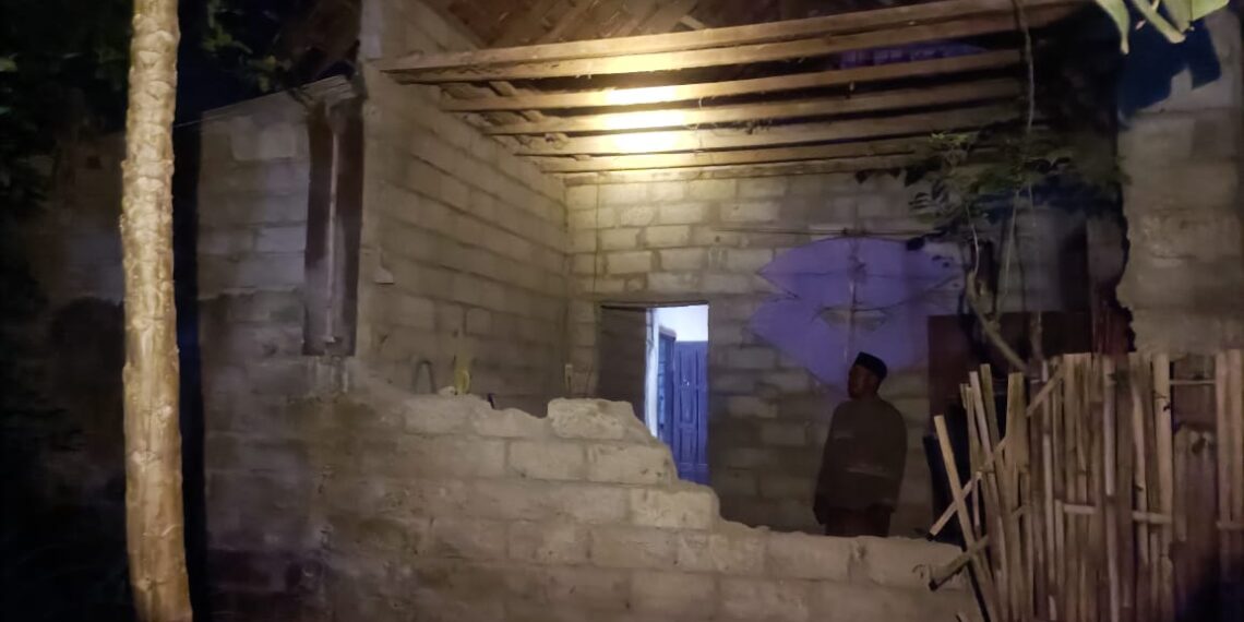Salah satu bangunan rumah warga yang terdampak gempa di Banyuwangi, Kamis (25/9/2025) sore