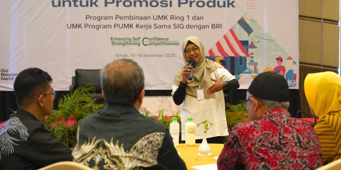 SIG Fasilitasi UMK Gresik Belajar Strategi E-Commerce 1 Peserta pelatihan melakukan uji presentasi produk ke narasumber dalam praktik business matching dalam rangkaian pelatihan public speaking. (foto: ist)