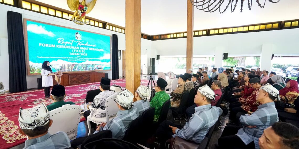 Bupati Ipuk saat menyampaikan paparan dalam rapat koordiansi bersama FKUB Banyuwangi