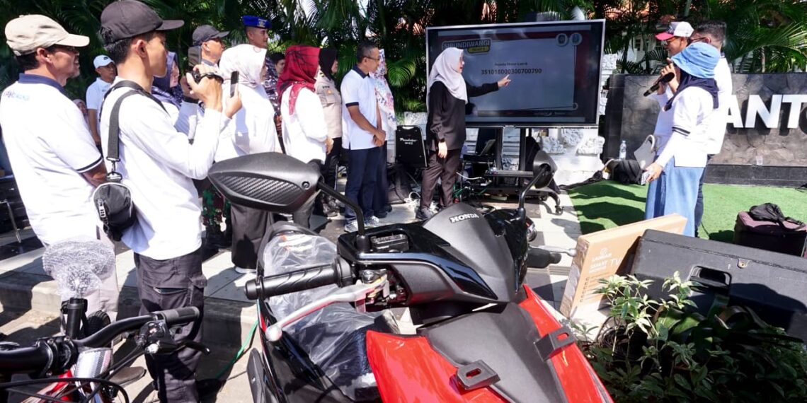 Bupati Ipuk saat membacakan nomor undian pemenang motor