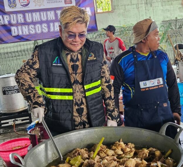 Anggota DPRD Jatim Dr. Benjamin Kristianto saat bantu masak untuk Relawan