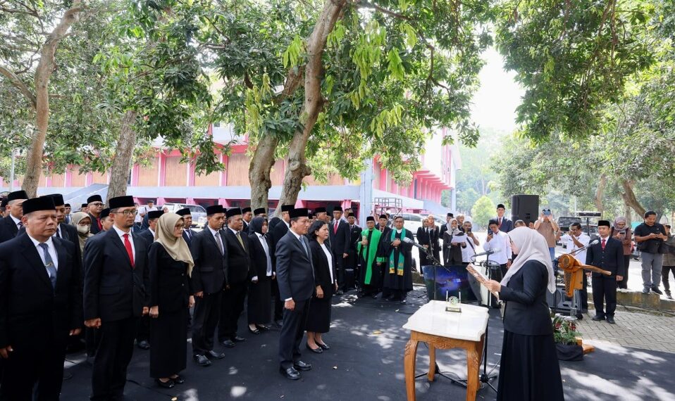 Bupati Ipuk saat melantik para pejabat di GOR Tawangalun Banyuwangi