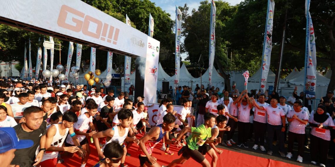 Wabup Mujiono melepas para peserta BIK Run 2025 di garis start