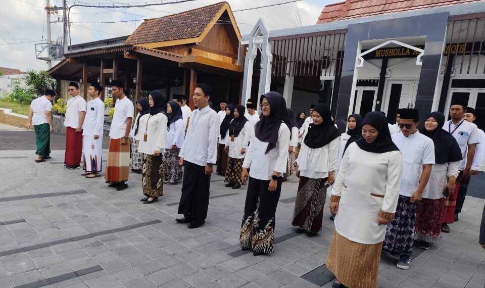 Para PNS di Banyuwangi berpakaian ala santri saat bekerja