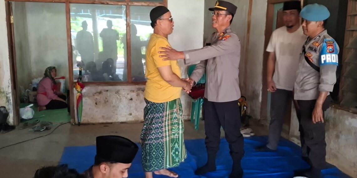 Kapolsek Jrengik Takziah Kerumah Santri Korban Ambruknya Mushola Ponpes Al-Khoziny Sidoarjo 1