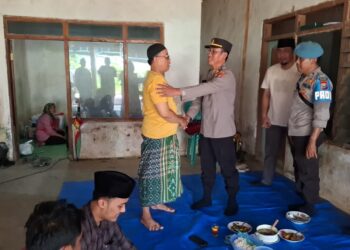 Kapolsek Jrengik Takziah Kerumah Santri Korban Ambruknya Mushola Ponpes Al-Khoziny Sidoarjo