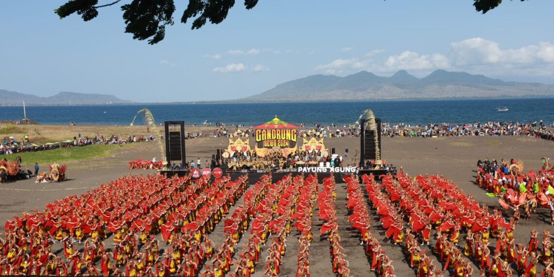 Aksi para penari gandrung sewu tahun lalu
