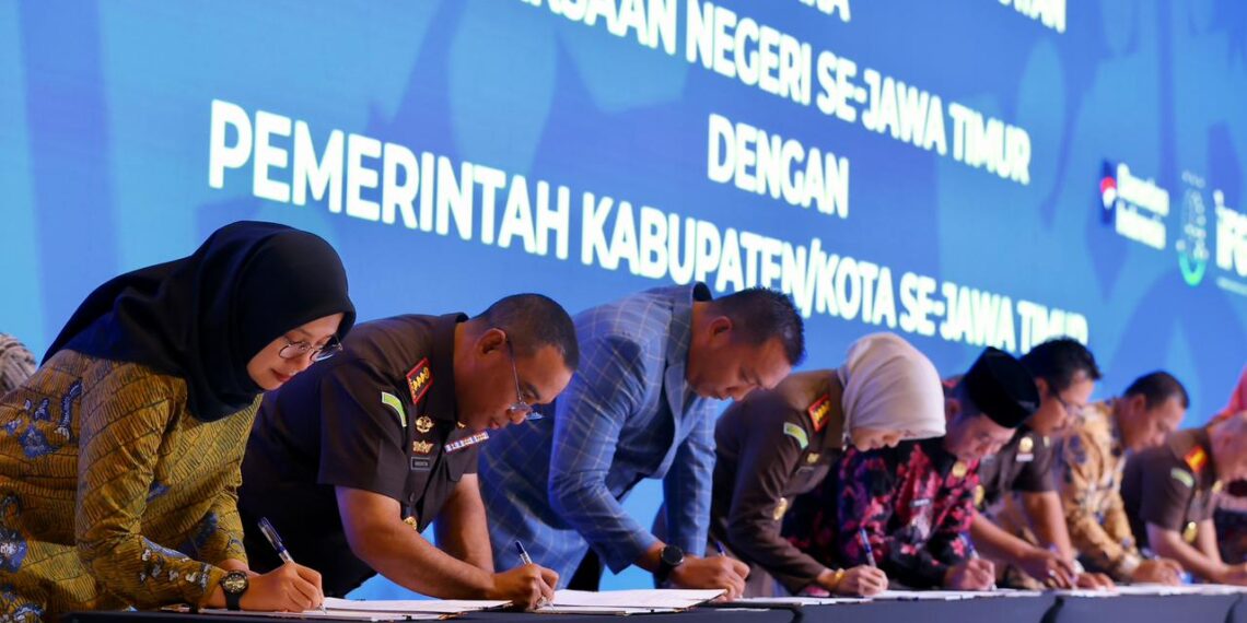 Bupati Ipuk saat melakukan penandatanganan restorative justice di Kejati Jatim