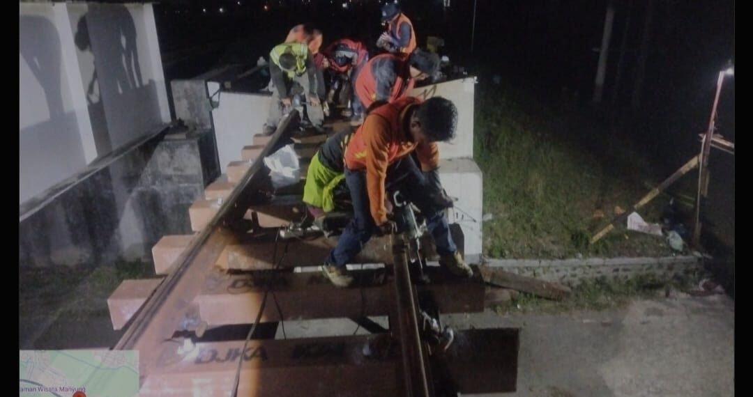 Dukung Pelestarian Lingkungan, KAI Daop 7 Madiun Ganti Bantalan Kayu Dengan Sintetis