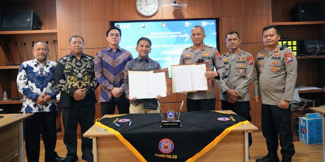 PLN UIT JBM menggandeng Ditpamobvit Polda Jatim. (foto: ist)