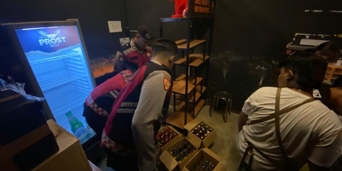 PLN UIT JBM Cleaning Isolator SUTET 500kV Kediri- Paiton Jelang HLN