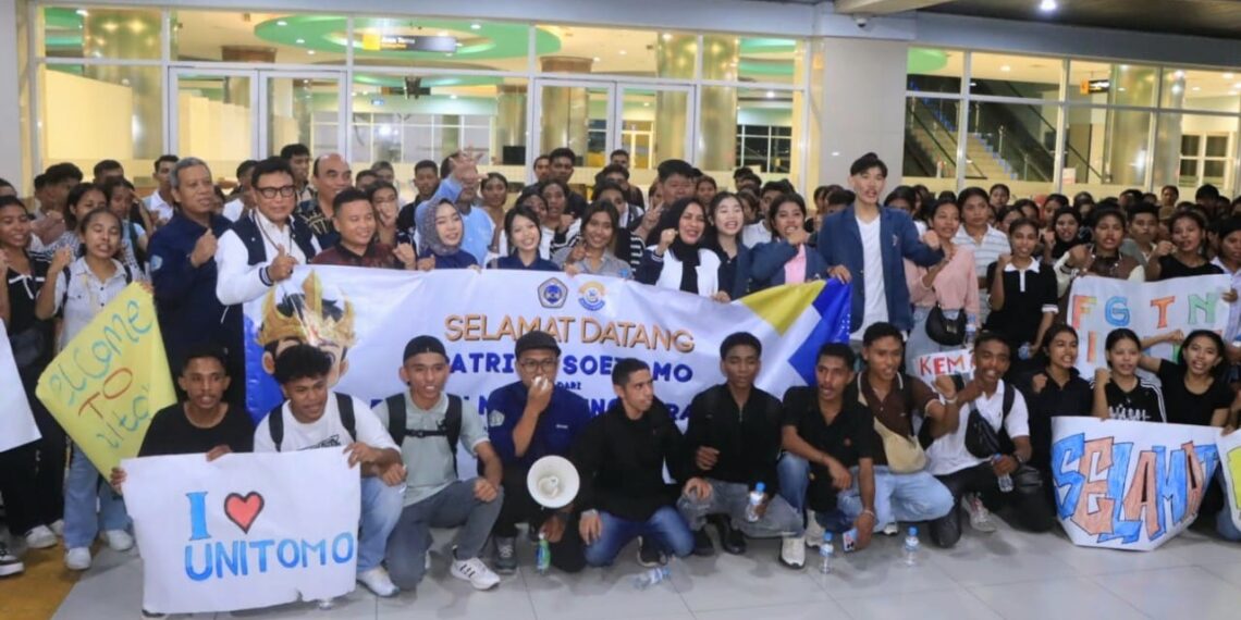 Ratusan Mahasiswa Penerima KIP-K Asal Belu NTT Disambut Rektor Unitomo di Surabaya
