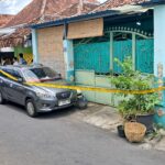 ⁠Polisi memasang Police Line di TKP