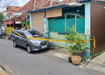 ⁠Polisi memasang Police Line di TKP