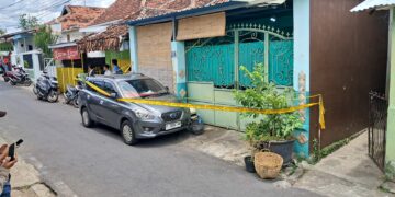 ⁠Polisi memasang Police Line di TKP