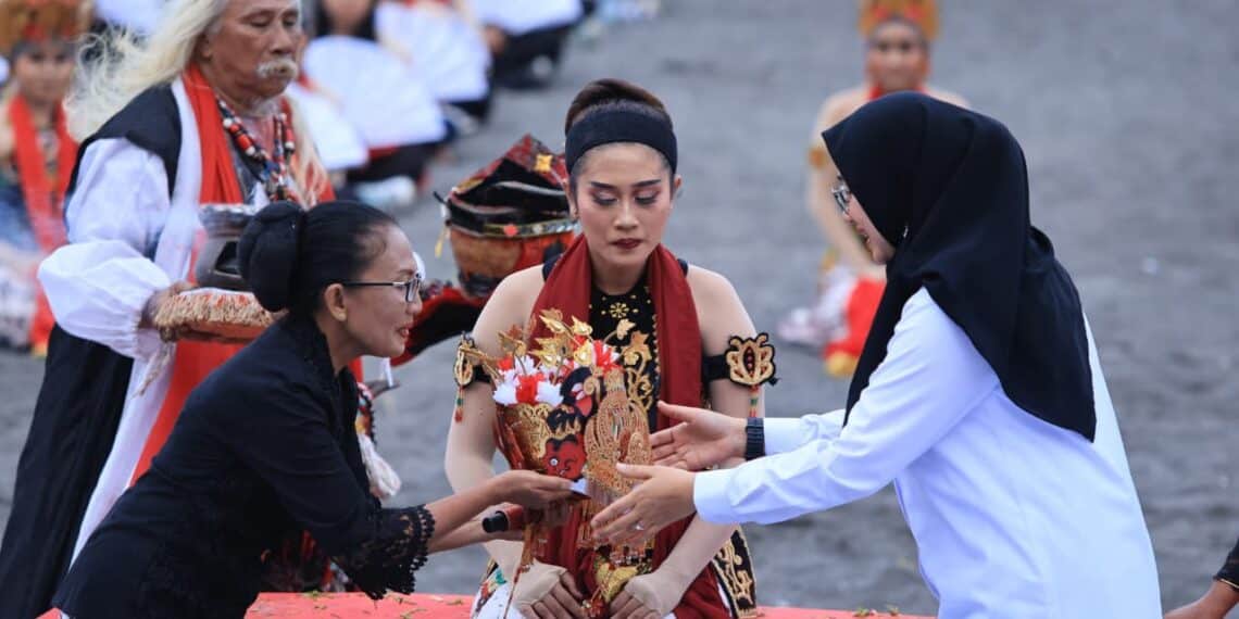 Bupati Ipuk saat melakukan prosesi pemasangan omprog kepada penari gandrung