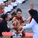 Ikuti Prosesi Meras Gandrung di Banyuwangi, Diaspora Asal Amerika Merinding WhatsApp Image 2025-10-25 at 10.38.31