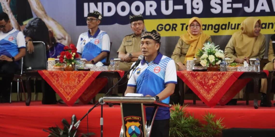 ⁠Kombes Pol Rama Samtama Putra saat membuka Kejurprov Bola Voli U-19 Jatim di Banyuwangi