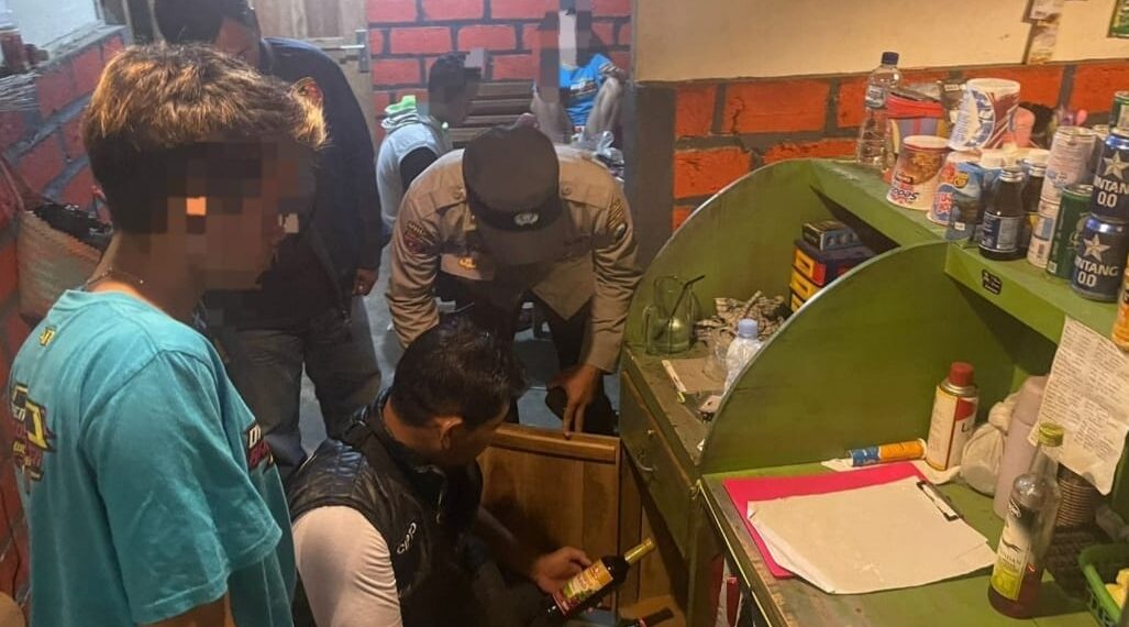 Sita Ribuan Botol Miras Ilegal Polisi Juga Amankan 6 Penjual di Tulungagung