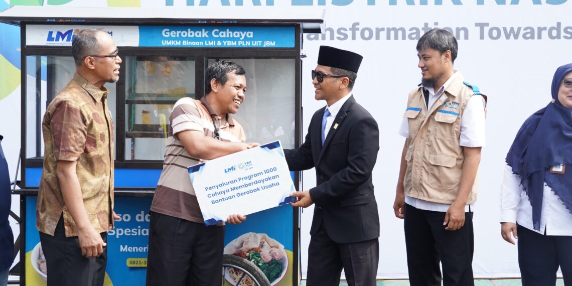 Bagi-Bagi Gerobak Usaha di Peringatan HLN ke-80 1 Rudi Joko, warga Desa Tawangsari, Kec. Taman, Kab. Sidoarjo saat menerima bantuan. (foto: ist)