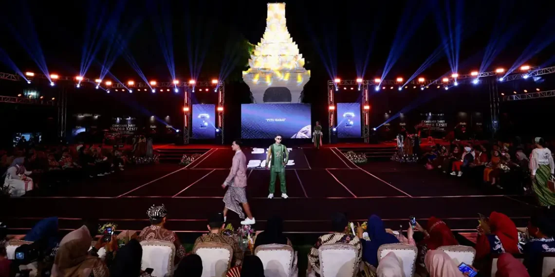 Banyuwangi Batik Festival 2025, Angkat Pesona Motif Wader Kesit 1 Penampilan peserta Banyuwangi Batik Festival 2025