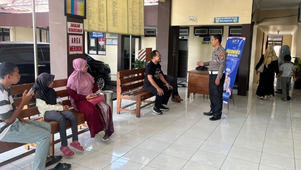Lewat Program “Polantas Menyapa”, Satlantas Polres Kediri Kota Dekatkan Diri Dengan Masyarakat