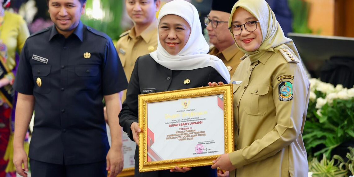 Bupati Ipuk Sabet Penghargaan Pembina Siskamling Terpadu Merah Putih Jogo Jatim 2025 1