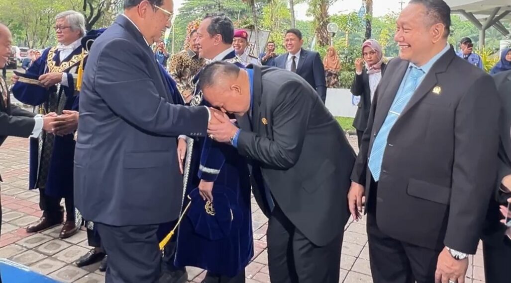 SBY saat raih penghargaan di ITS
