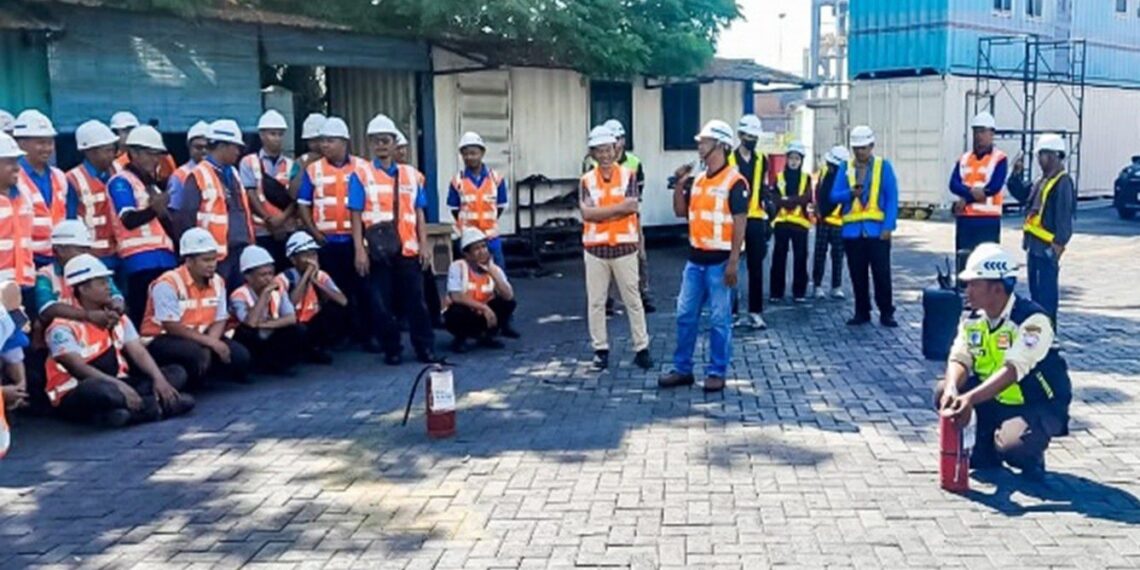 Cara Terminal Petikemas Nilam Wujudkan High Performance & Zero Accident 1 Pelatihan penggunaan Alat Pemadam Api Ringan (APAR) bagian dari kesiapsiagaan menghadapi keadaan darurat. (foto: ist)