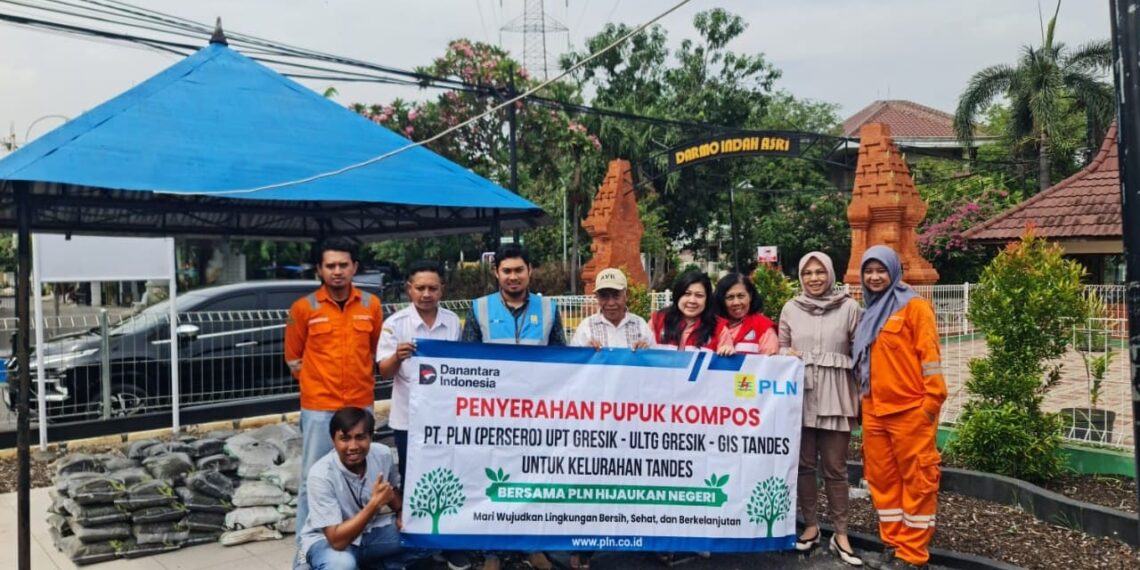 PLN membagikan pupuk kompos hasil produksi mandiri pegawai & tenaga alih daya GIS Tandes. (foto: ist)