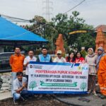 PLN UIT JBM Bagikan Pupuk Kompos Gratis ke Warga Sekitar GIS Tandes WhatsApp Image 2025-11-03 at 15.05.34