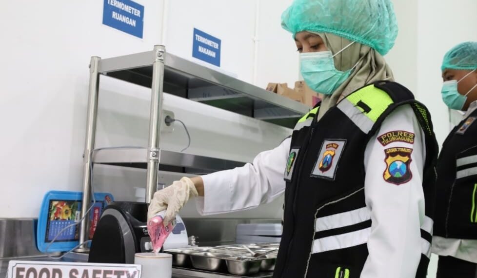 PLN UIT JBM Bagikan Pupuk Kompos Gratis ke Warga Sekitar GIS Tandes