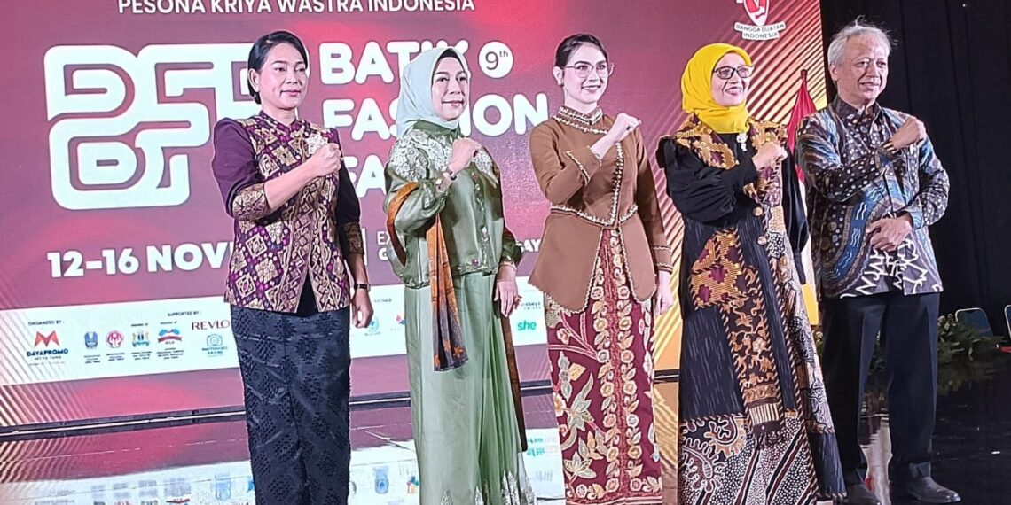 Direktur PT. Dayapromo Mitra Tama, Dadang M. Kushendarman (kanan) & Ketua Dekranasda Jatim Arumi Bachsin (tengah) saat Opening ceremony. (foto: hari/bidik.news)