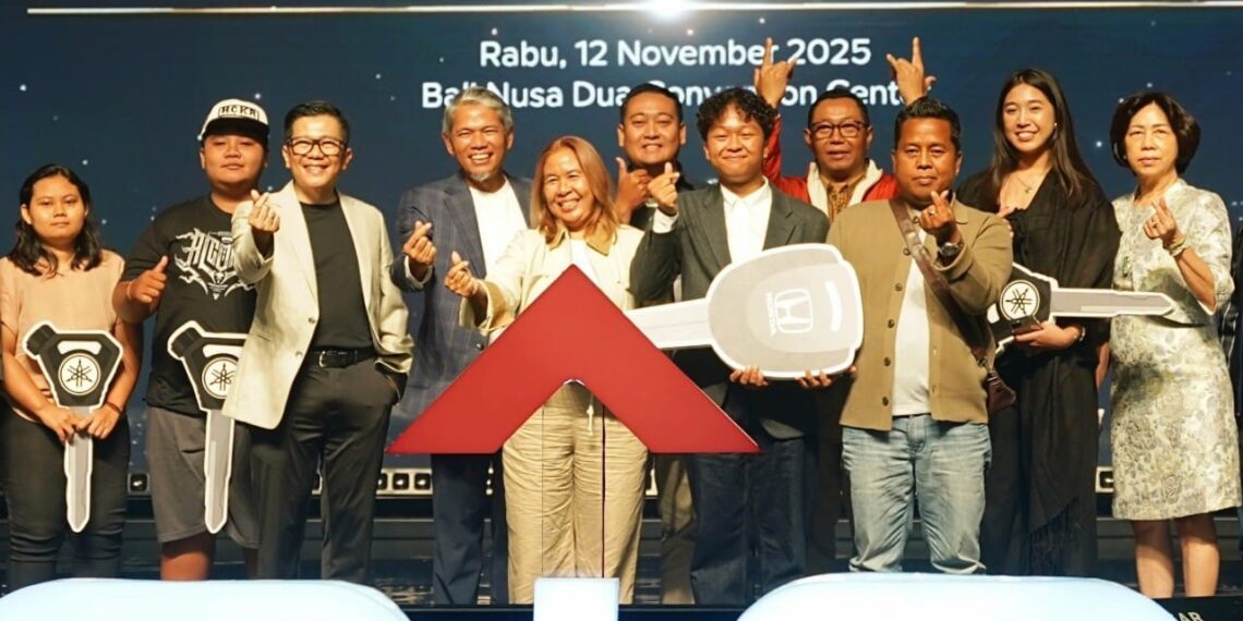 Direktur Sales & Marketing SIG Dicky Saelan (3 kiri), Dirut PT Semen Gresik M Supriyadi (4 kiri), Ni Luh Sulasih (5 kiri). (foto: ist)