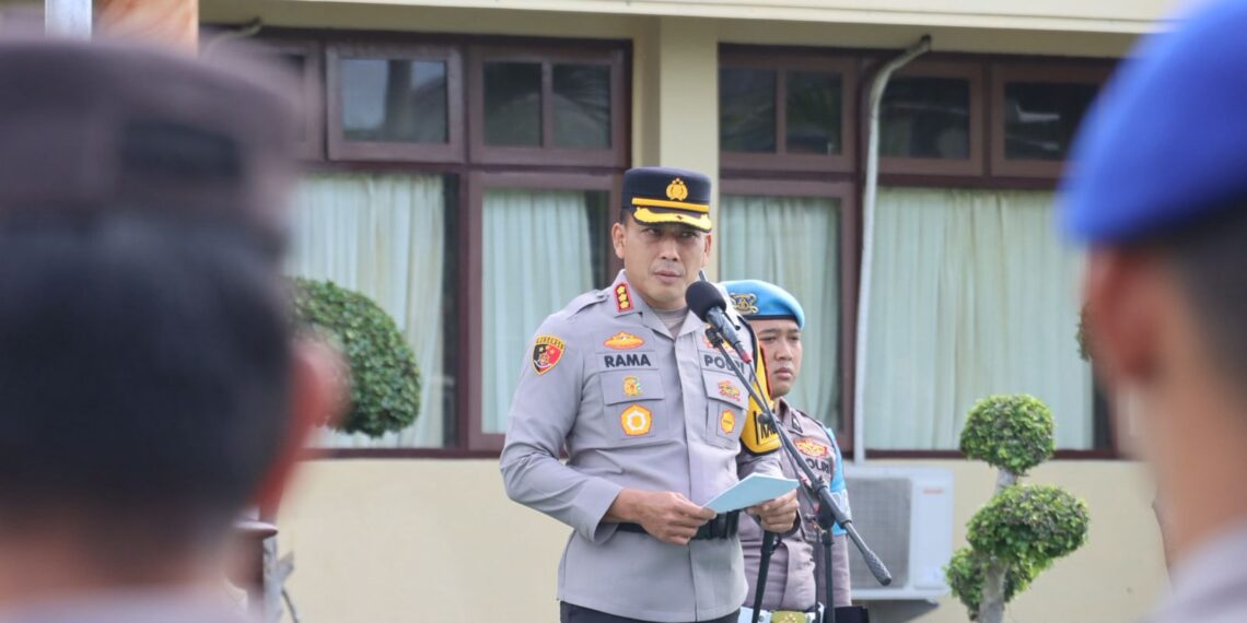 Kombes Pol Rama Samtama Putra saat memimpin apel gelar pasukan dimulainya Operasi Zebra Semeru 2025