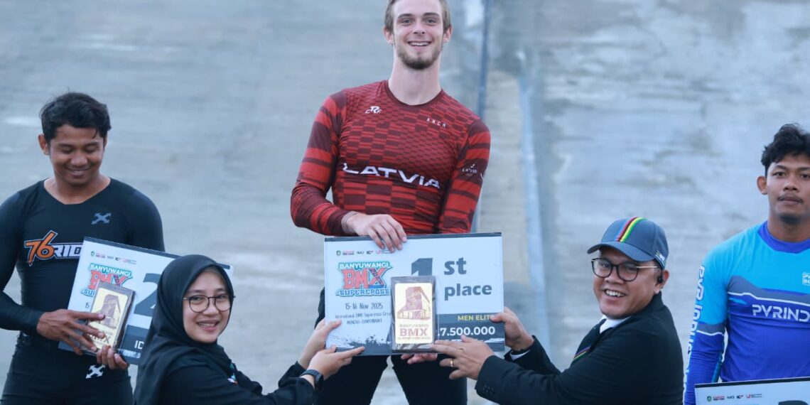 Bupati Ipuk menyerahkan hadiah kepada Pembalap Latvia Martins Emils