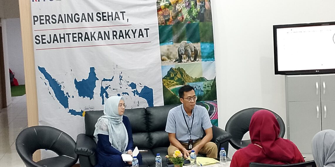 Dyah Paramita, Kabag Administrasi Kanwil IV KPPU & Plt. Kepala Kanwil IV KPPU, Romi Pradhana Aryo. (foto: hari/bidik.news)