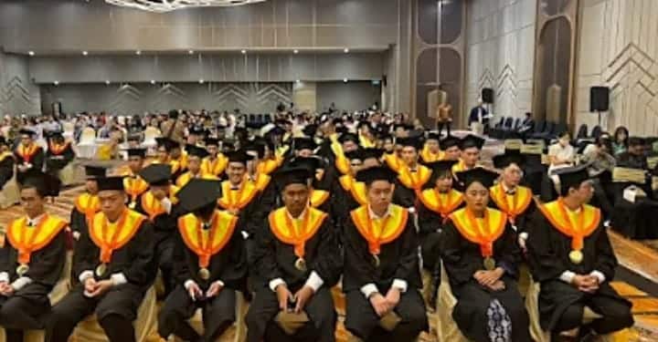 Wisuda XXXV Uwika 2025: Kukuhkan Lulusan Berkarakter “Caring, Cooperative & Committed” Siap Menjawab Tantangan Global 1 Wisuda XXXV Sarjana S1 Tahun 2025 di hotel Grand Mercure Surabaya. (foto: ist)