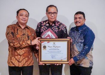 Pemkab Gresik Raih Penghargaan “Menuju Informatif” pada KI Award 2025