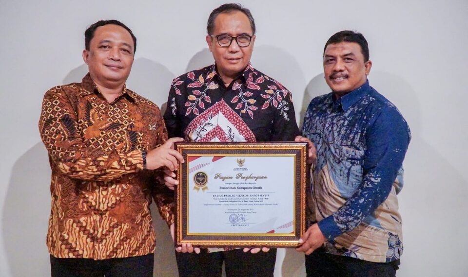 Pemkab Gresik Raih Penghargaan “Menuju Informatif” pada KI Award 2025