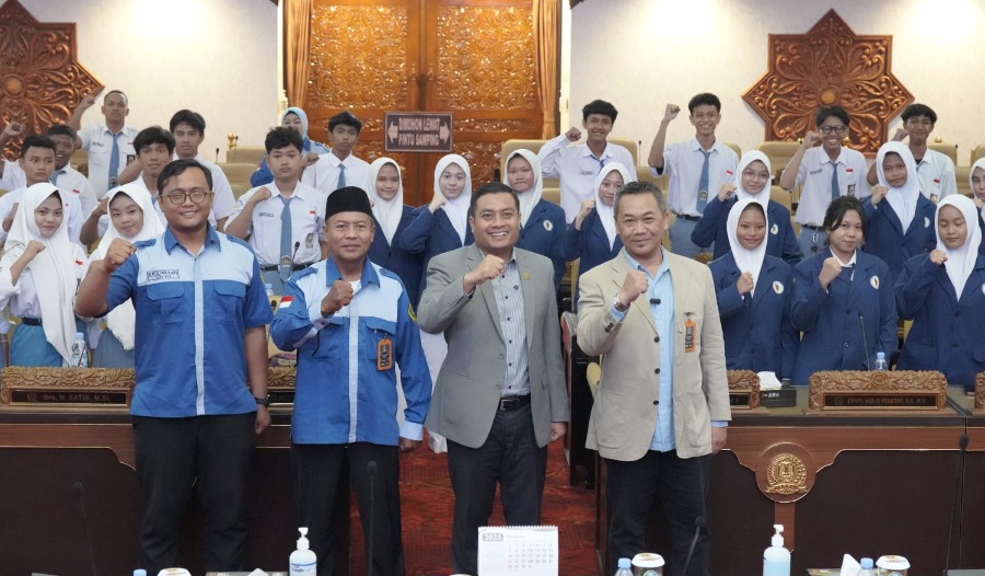 DPRD Jatim Terima Kunjungan SMK Surabaya, Puguh Pamungkas : Literasi Politik Gen Z Penentu Masa Depan Demokrasi