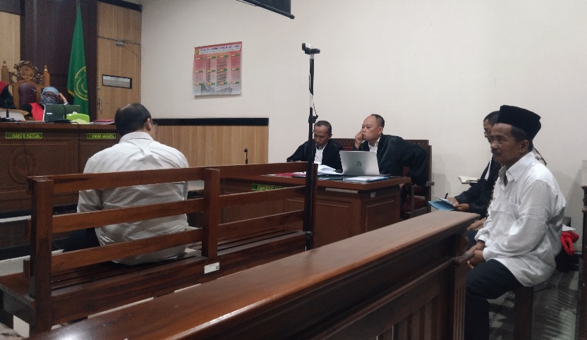 Nyolong Pipa Gas Milik PT. Pertamina Gas, Juragan Besi Tua Terancam Hukuman Berat 1 Terdakwa Sunari Syaiful (pakai kopyah hitam) saat menjalani sidang di PN Gresik