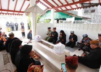 Momen Harjaba, Ipuk dan Forkopimda Banyuwangi Ziarah Ke Makam Bupati Terdahulu