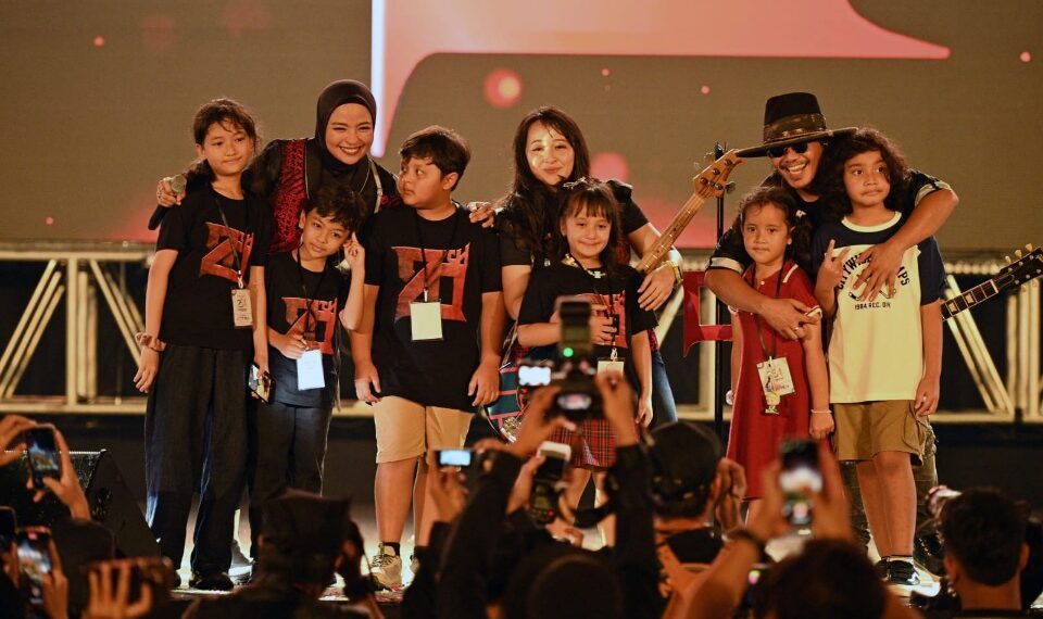 Usai Manggung, Band Kotak Bareng Keluarga Eksplore Banyuwangi