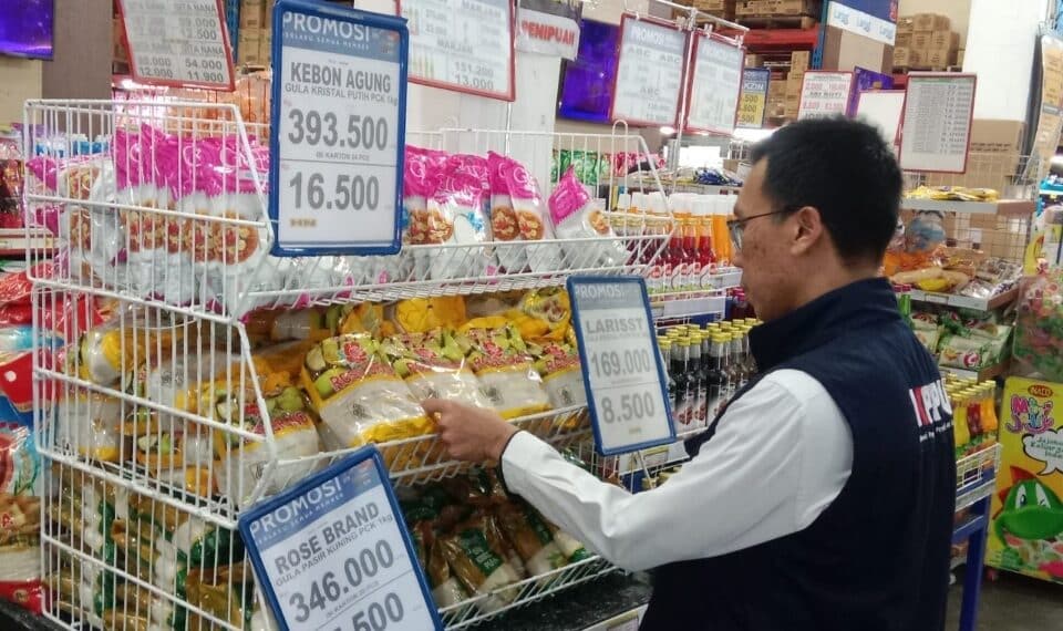 Saat sidak di Indogrosir Surabaya. (foto: ist)