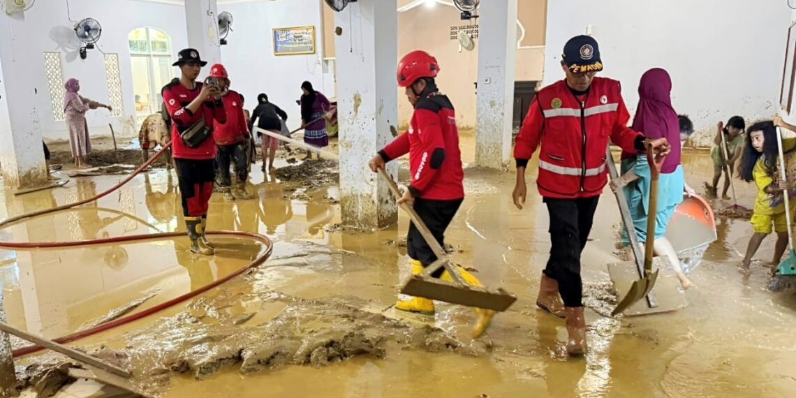 Peduli Sumatra, SIG Salurkan Bantuan & Dirikan Posko 1 Tim Reaksi Cepat PT Semen Padang & warga membersihkan Masjid Istiqlal Binuang Pauh Limo, Kota Padang, yang terdampak banjir. (foto: ist)
