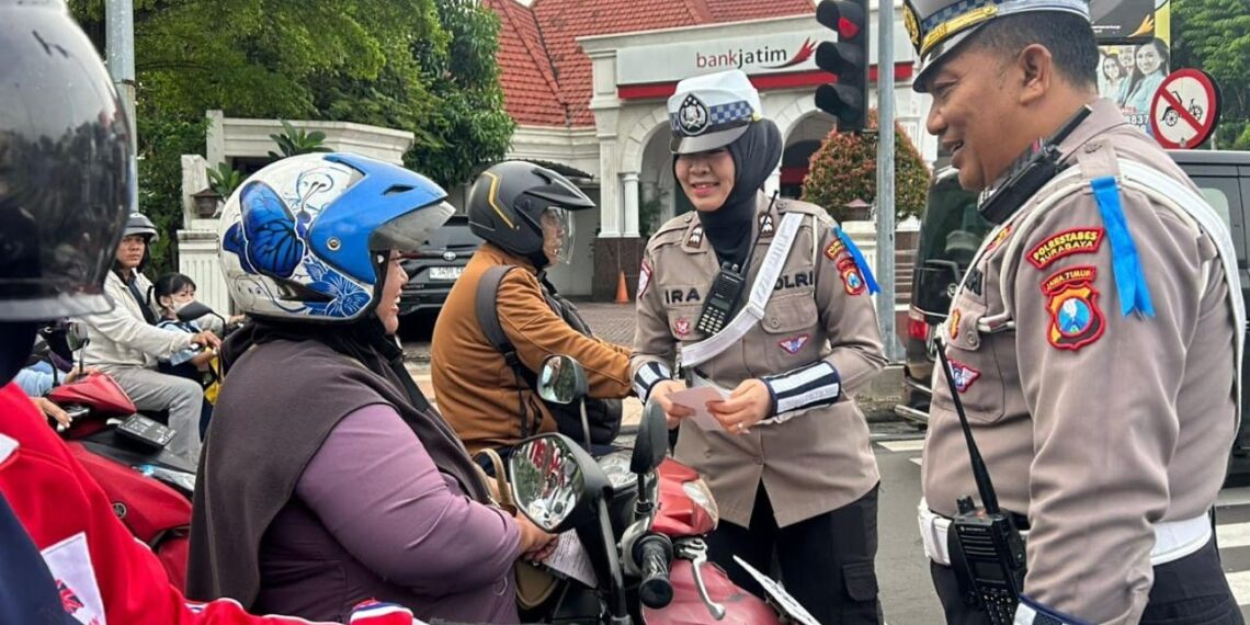 Operasi Patuh Semeru 2025 Berakhir, Ribuan Pelanggaran Lalu Lintas Tercatat 1 Dengan ramah personil Satlantas Polrestabes Surabaya menyapa para pengendara yang terjaring operasi patuh semeru 2025. (foto: ist)