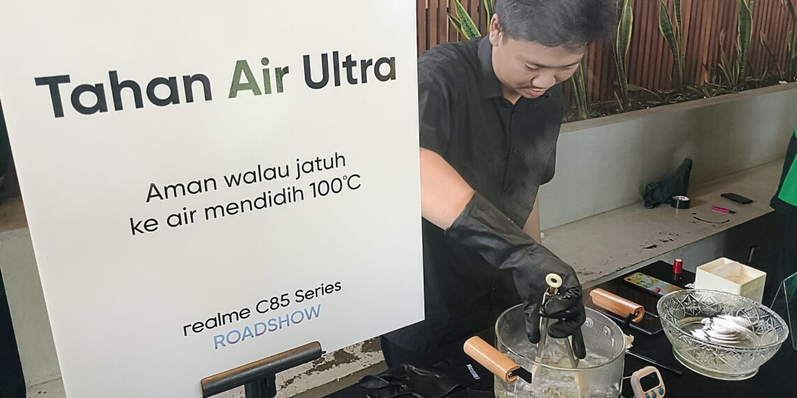 realme C85 Series mendapat Guiness World Record untuk uji ketahanan air massal, level perlindungan ultra tahan air. (foto2: hari/bidik.news)